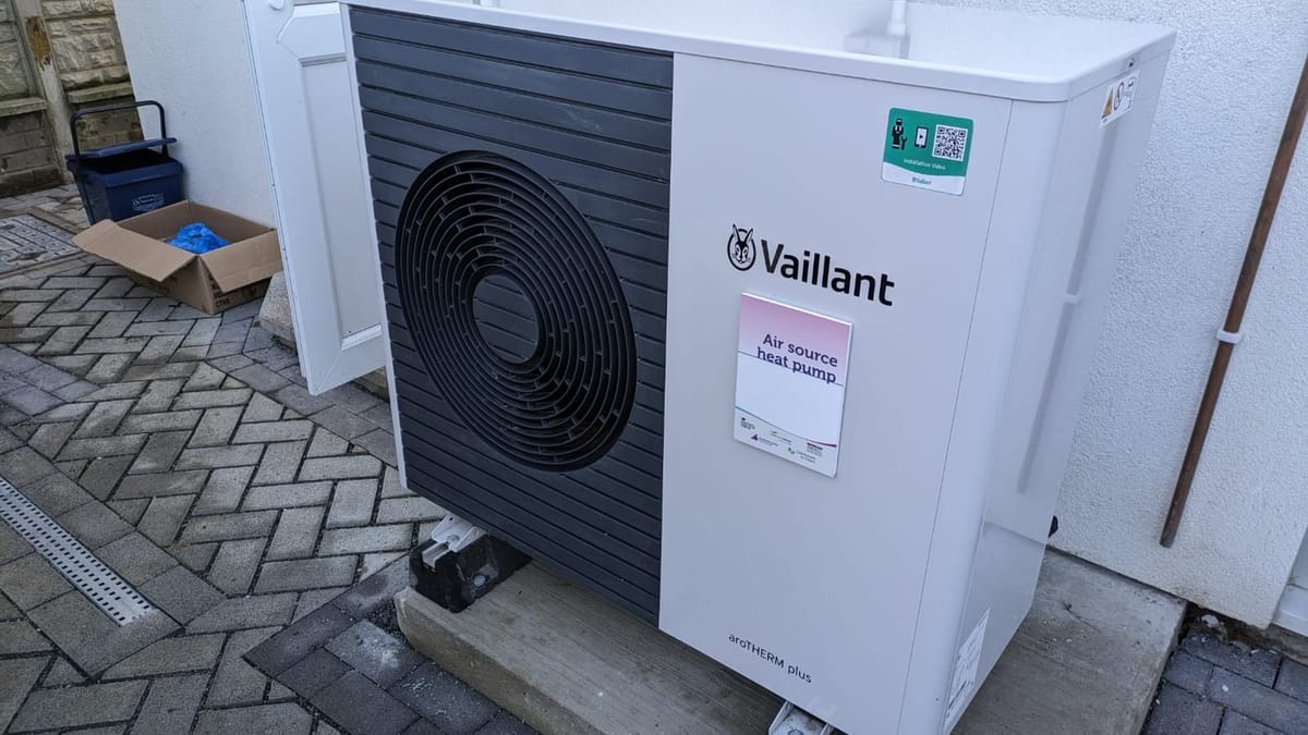 Heat pump vs gas boiler in 2026: costs, carbon and what to check